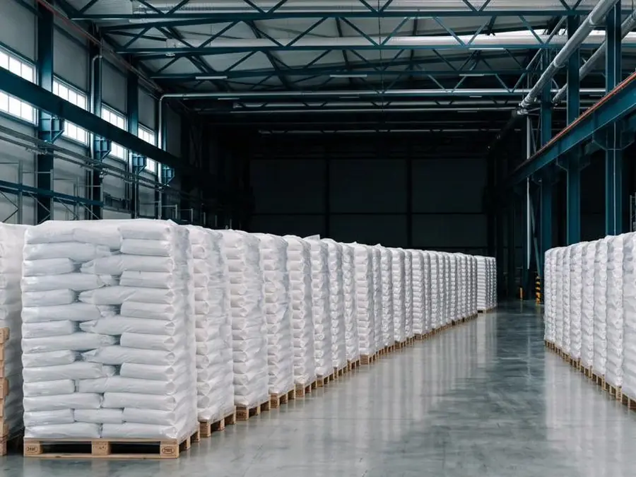 Palettierte Sackware im Chemielager der PENPET Logistics in Bobzin